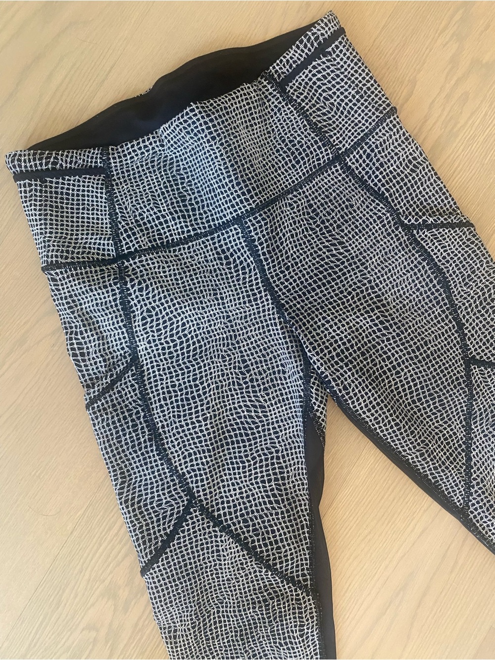 Lululemon Black and White Grid Athletic Leggings Sz 6 crop mesh leg